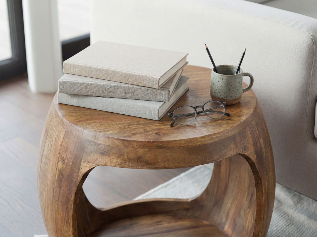 Rundt Sidebord 50 cm i Massivt Mangotræ – Håndlavet Designbord med Hylde