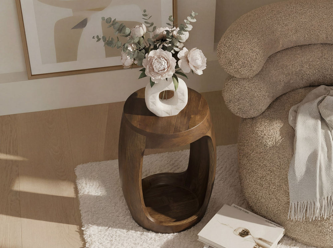 Rundt Sidebord 30 cm i Massivt Mangotræ – Håndlavet Designbord med Åben Hylde