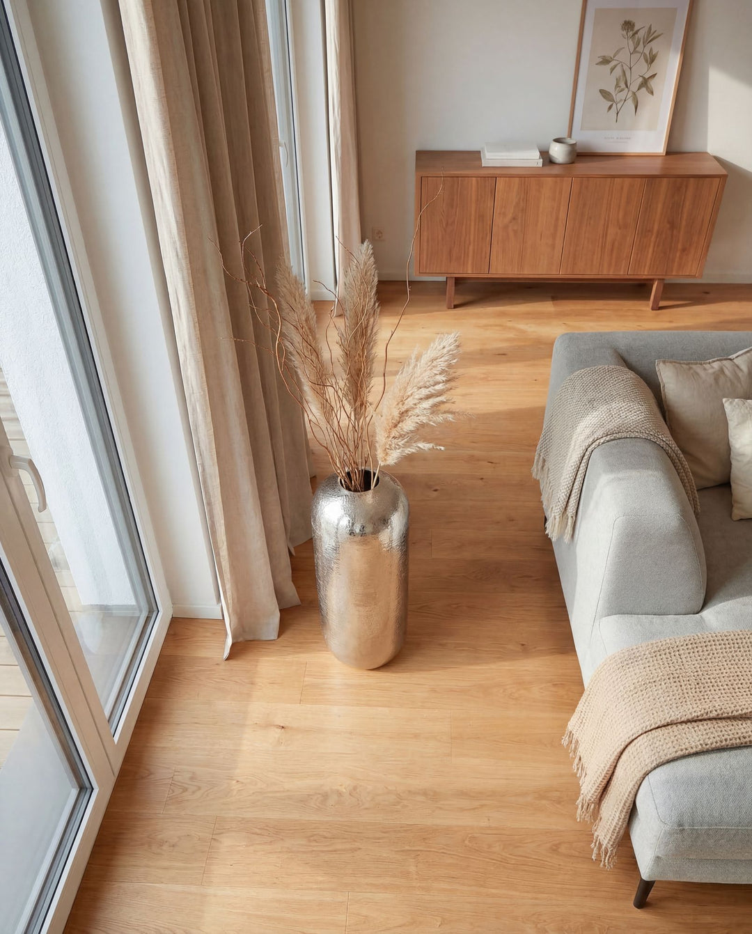 Gulvfarvet vase 60 cm i Sølv Aluminium – Stor Rund Metalvase til Boligindretning