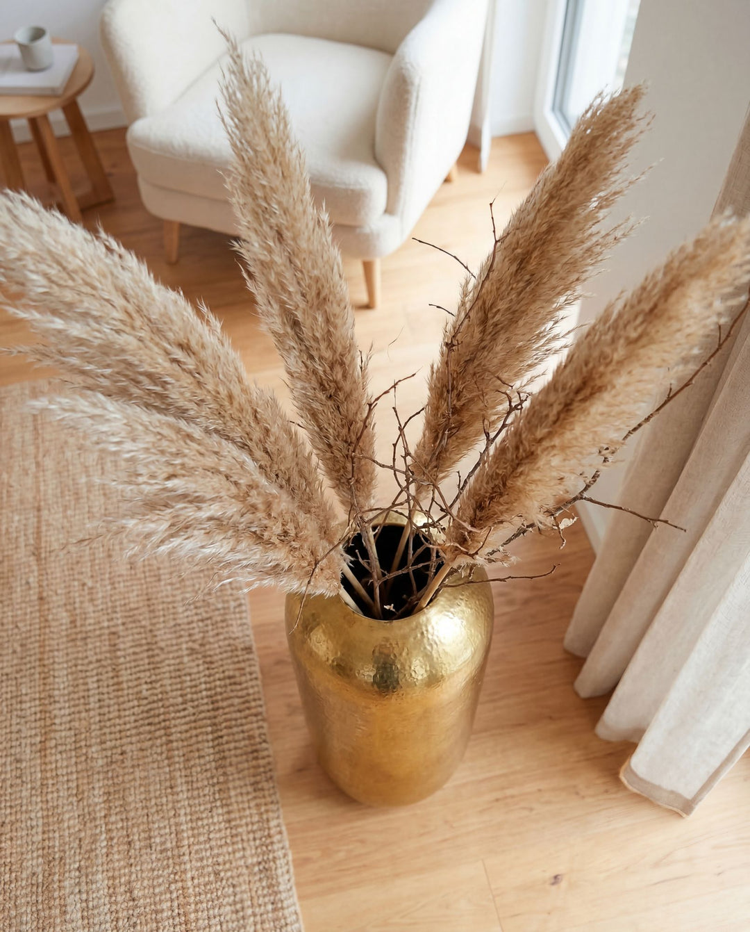 Guldfarvet Gulvvase 60 cm i Aluminium – XL Designvase til Stuen