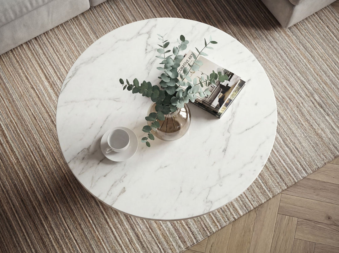 Rundt Sofabord 60 cm i Guld Aluminium med Hvid Marmorbordplade – Moderne Designbord