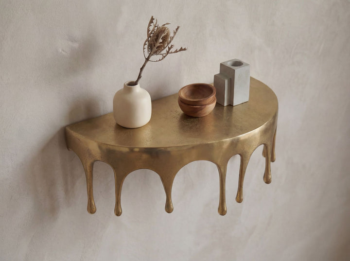 Væghylde 45 cm i Guldfarvet Aluminium – Moderne Dråbeformet Designhylde
