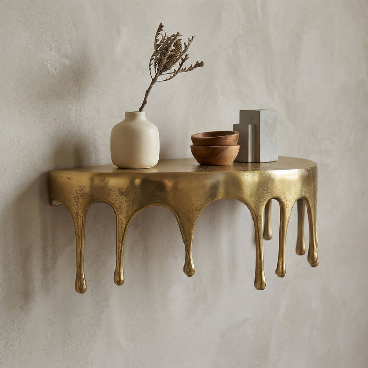 Væghylde 45 cm i Guldfarvet Aluminium – Moderne Dråbeformet Designhylde