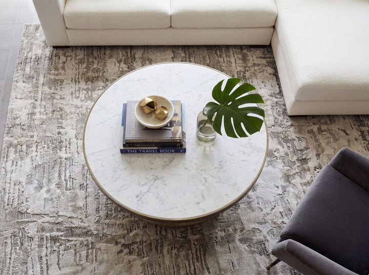 Sofabord 60 cm med hvid marmorbordplade – rundt sofabord i aluminium – moderne designbord og loungebord – elegant håndlavet sidebord til stuen