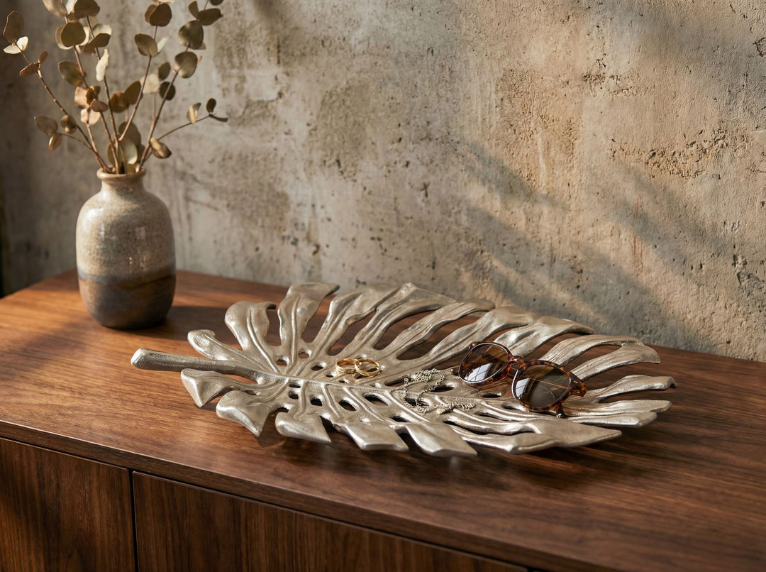 Dekorationsskål i aluminium - Monstera bladdesign - 36 cm - Sølvfarvet - Håndlavet
