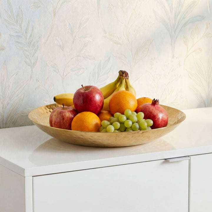 Frugtskål i guldfarvet metal 36 cm – rund borddekoration – moderne frugtskål med hamret finish i aluminium – elegant håndlavet skål