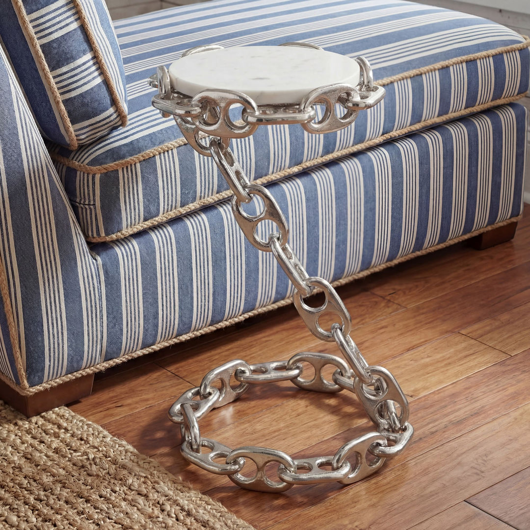 Sidebord i metal med hvid marmorbordplade 31 cm – rundt moderne sidebord i sølvfarvet metal med kædestel – elegant håndlavet sofa- og loungebord