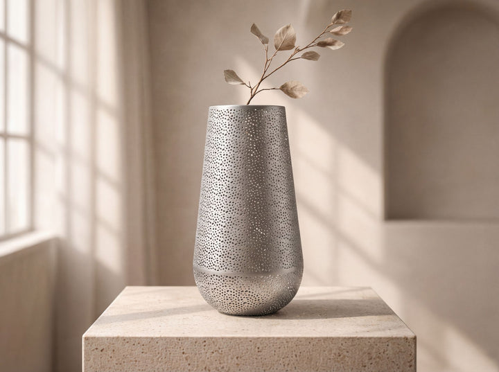 Dekorationsvase i sølvfarvet metal 47 cm – stor moderne blomstervase – rund gulvvase til tørrede blomster – høj stående vase – håndlavet boligdekoration