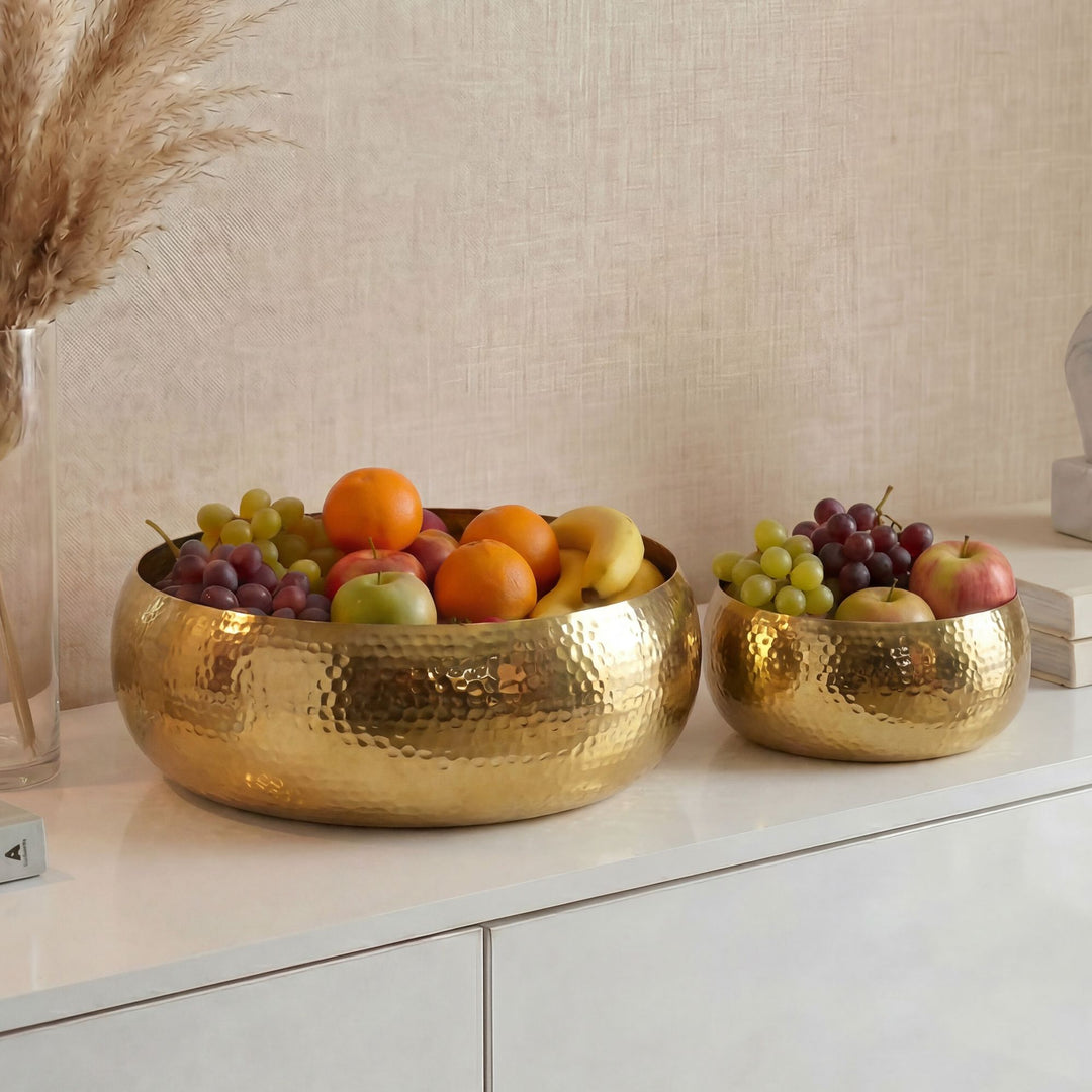 Frugtskåle 2 stk. i guldfarvet metal 36 cm – runde borddekorationer – moderne frugtskåle med hamret finish i aluminium – elegante håndlavede skåle