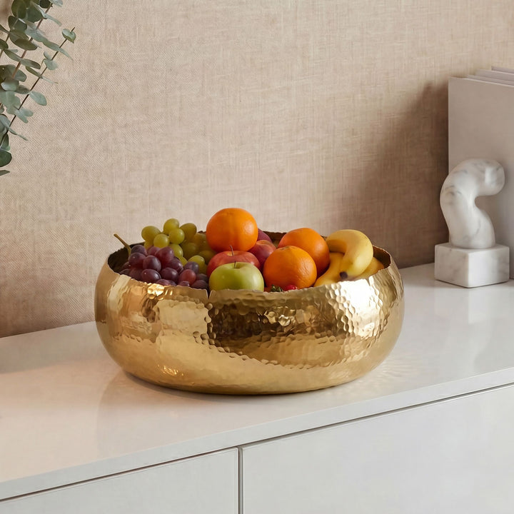 Frugtskål i guldfarvet metal 35 cm – rund borddekoration – moderne frugtskål med hamret finish i aluminium – elegant håndlavet skål