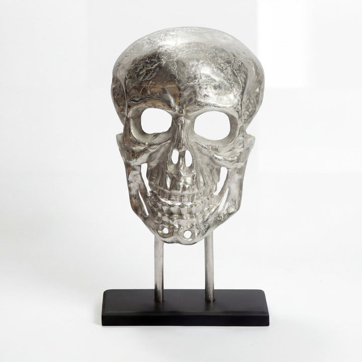Gulvdekoration kranium i aluminium sølv 57 cm – stort dekorativt kranium – moderne stående metaldekoration med stel – håndlavet boligdekoration