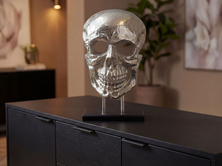 Gulvdekoration kranium i aluminium sølv 57 cm – stort dekorativt kranium – moderne stående metaldekoration med stel – håndlavet boligdekoration