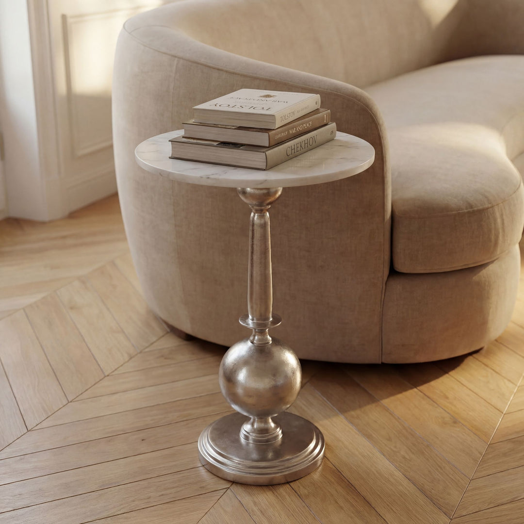 Rundt sidebord med hvid marmorplade og sølvfarvet metalstel - Ø40 cm - Håndlavet