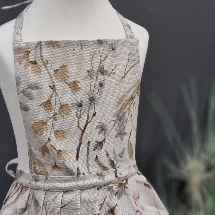 Forklæde til børn med flæser, bomuld-hør-blanding, printet, Aitana kollektion