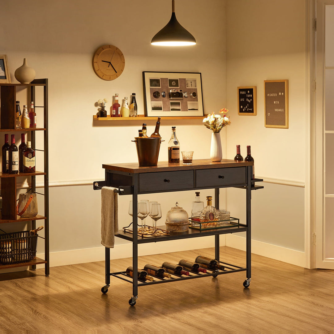 Stor køkkenø med skuffer og hjul – rustikt design
