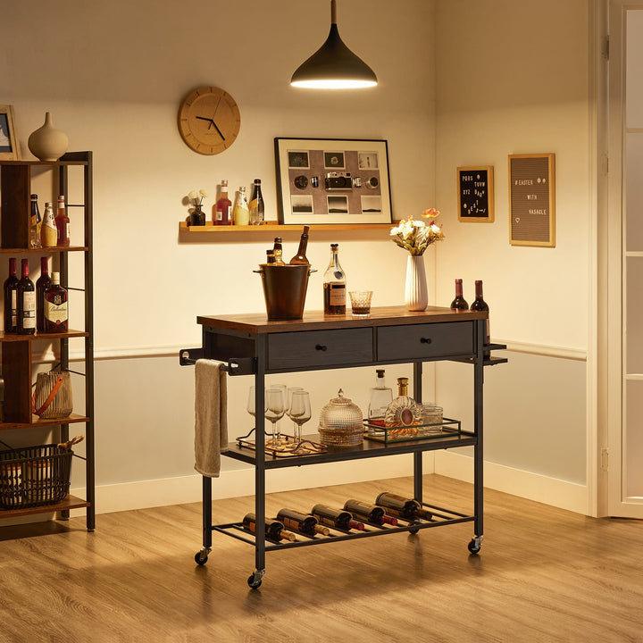 Stor køkkenø med skuffer og hjul – rustikt design
