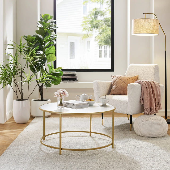 Elegant rundt sofabord – moderne design i guld og hvid