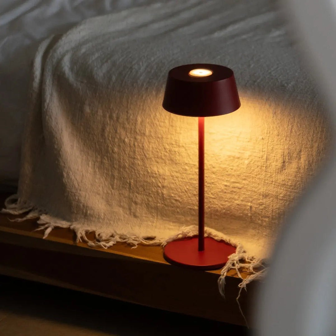Hugo Berry Red genopladelig bordlampe