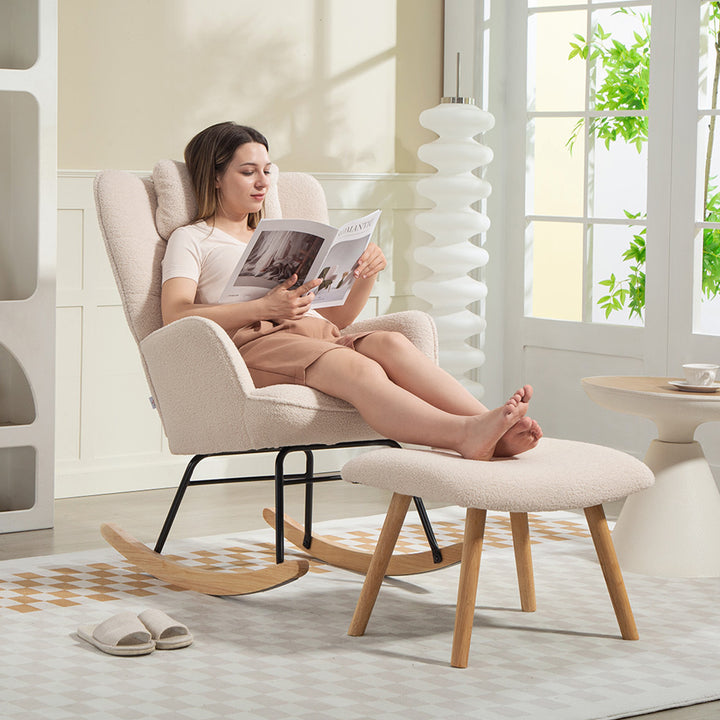 Gyngestol med fodskammel, blødt fleecebetræk, træben, hynde, høj ryg, gyngestol, beige