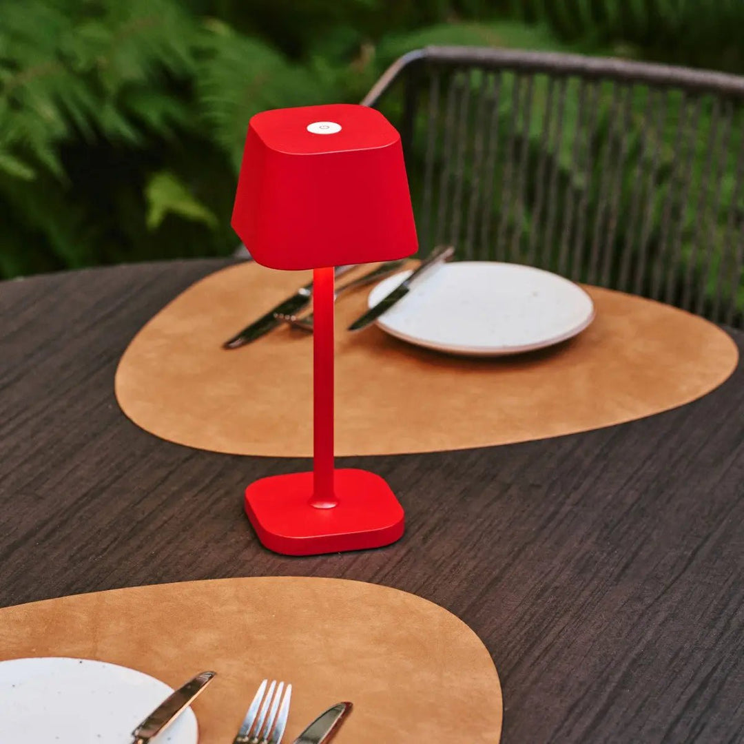 Ava Berry Red genopladelig bordlampe