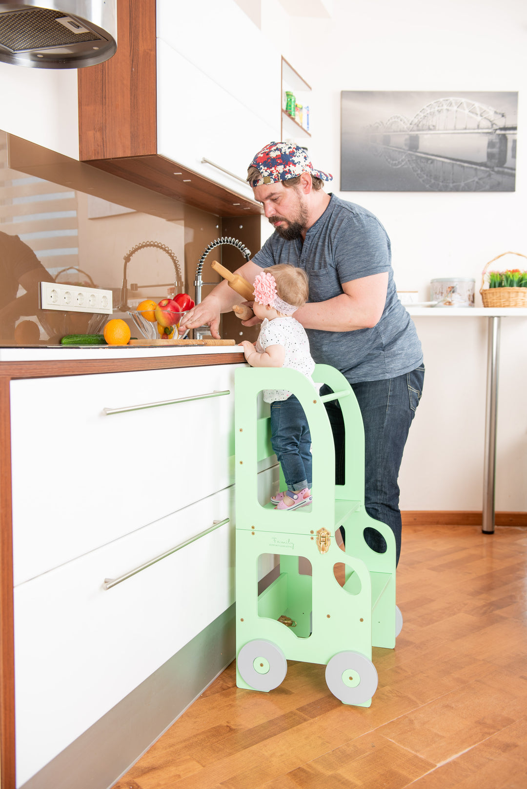 Køkkentrappe / montessori-læringstårn: bord, stol og trappe i ét til barn, grøn