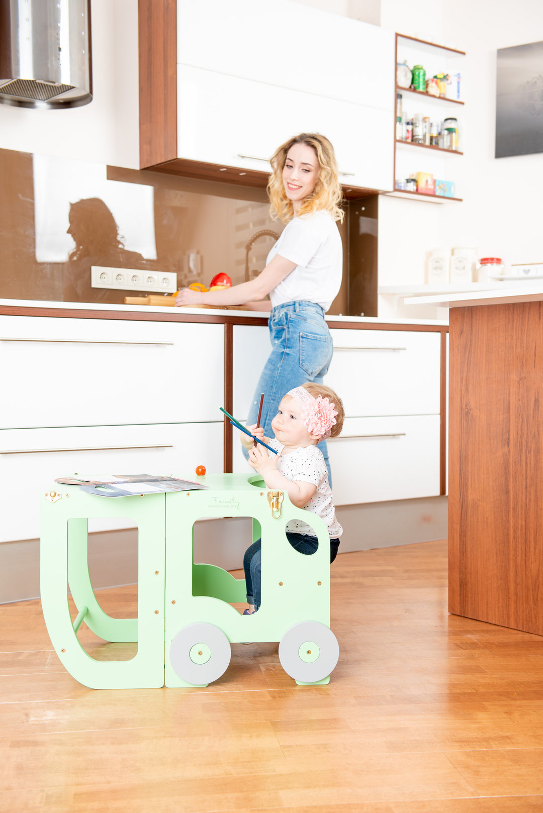 Køkkentrappe / montessori-læringstårn: bord, stol og trappe i ét til barn, grøn