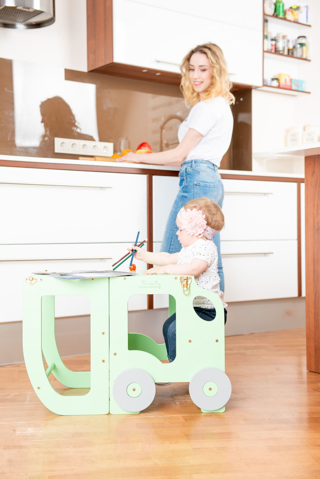 Køkkentrappe / montessori-læringstårn: bord, stol og trappe i ét til barn, grøn