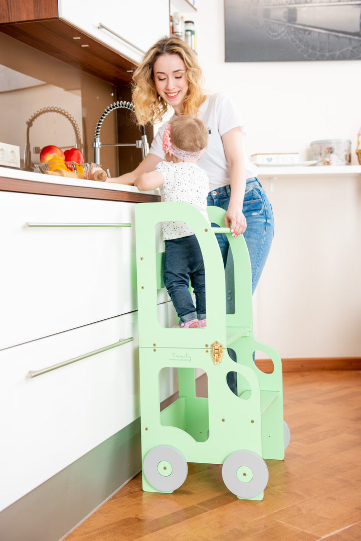 Køkkentrappe / montessori-læringstårn: bord, stol og trappe i ét til barn, grøn