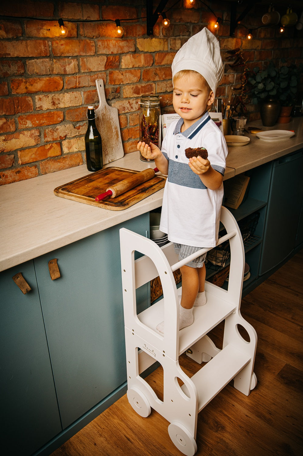 Køkkentrappe / montessori-læringstårn: bord, stol og trappe i ét til barn, hvid