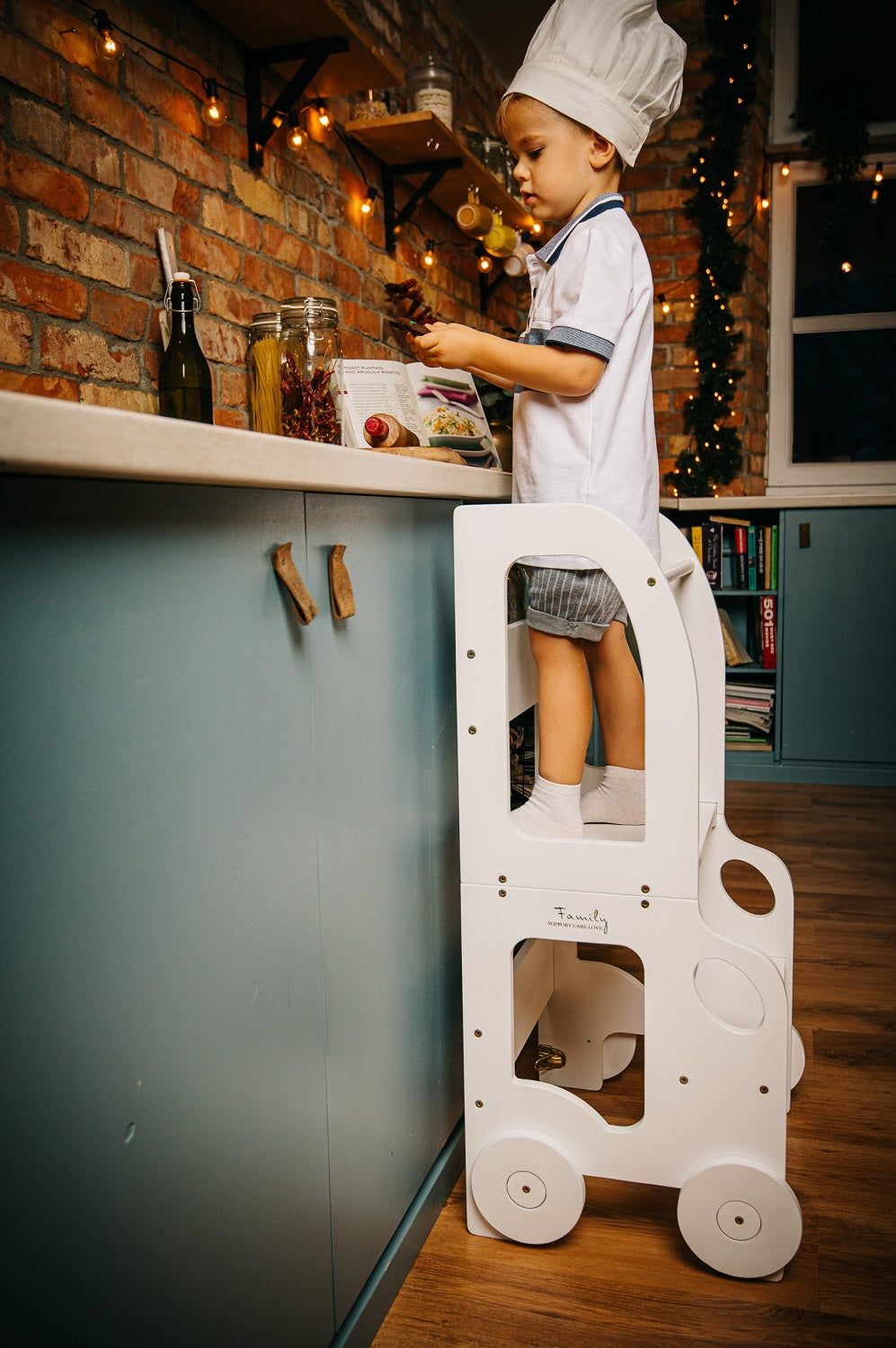 Køkkentrappe / montessori-læringstårn: bord, stol og trappe i ét til barn, hvid