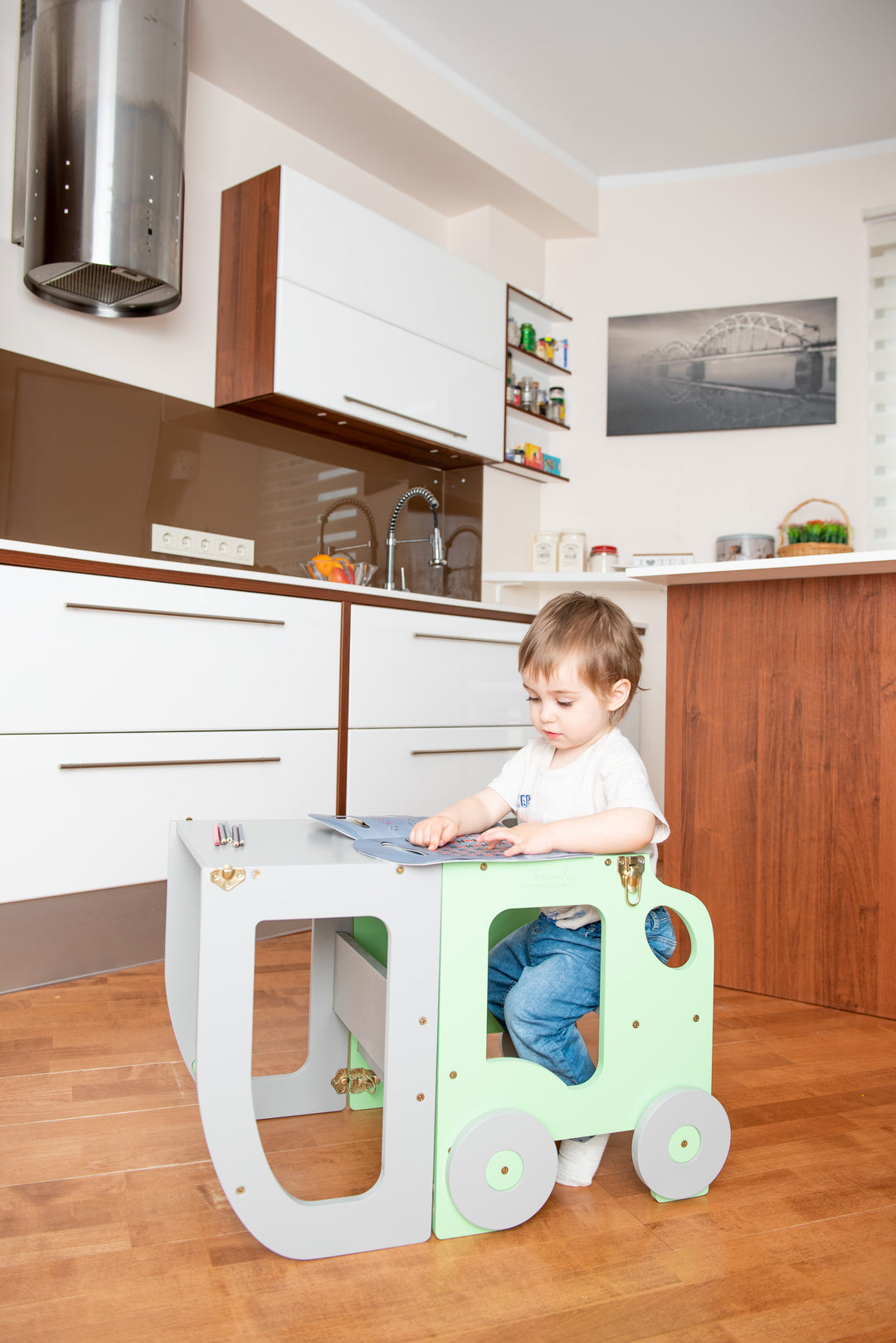 Køkkentrappe / montessori-læringstårn: bord, stol og trappe i ét til barn, grøn og grå