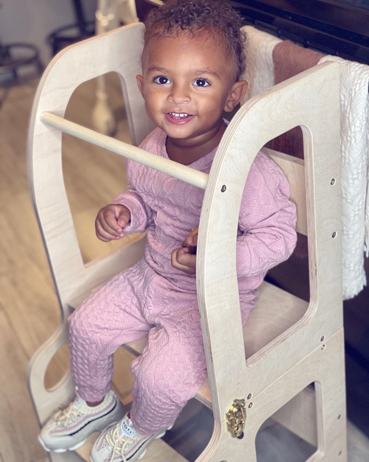 Køkkentrappe / montessori-læringstårn: bord, stol og trappe i ét til barn, naturfarvet