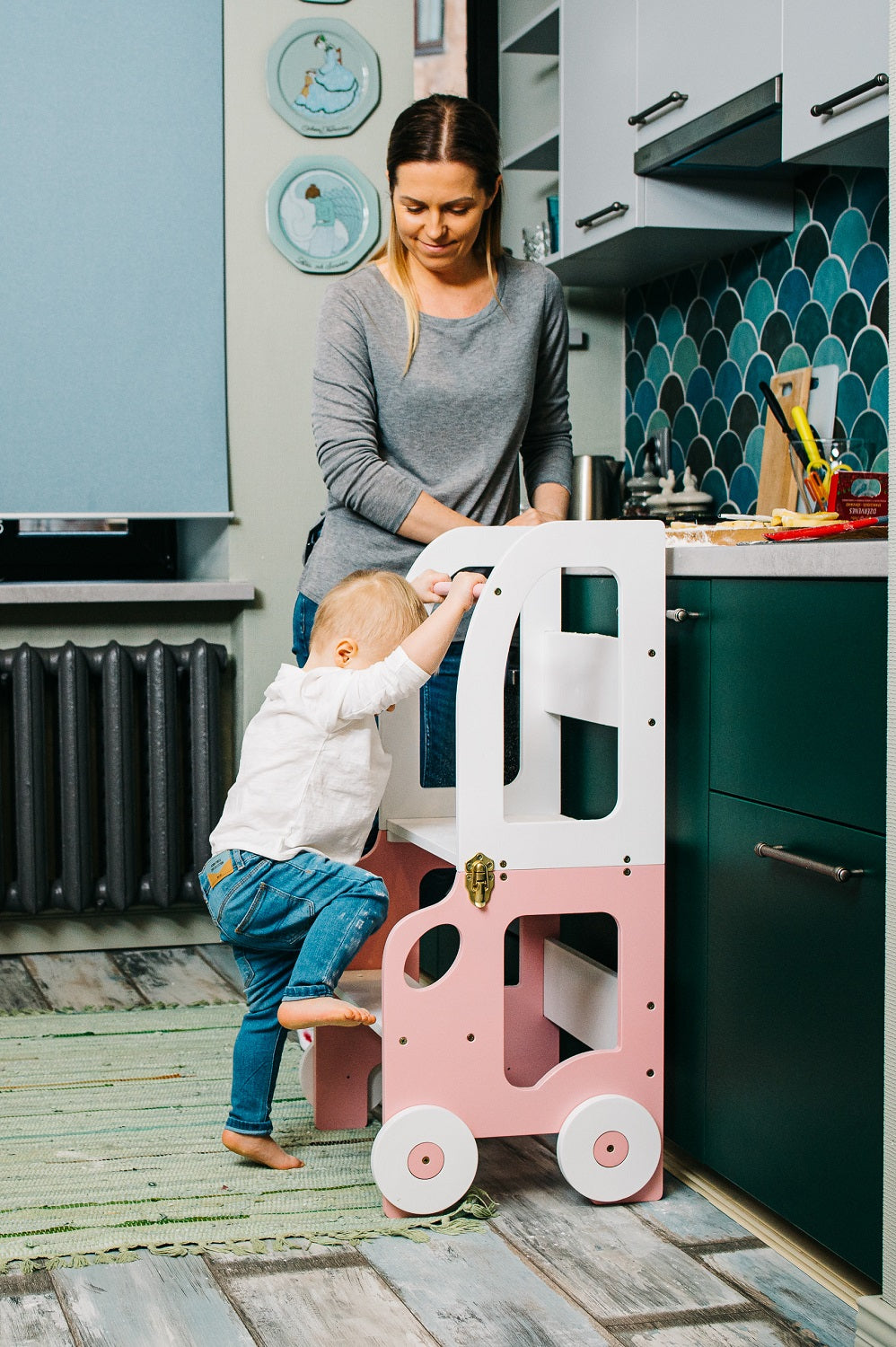 Køkkentrappe / montessori-læringstårn: bord, stol og trappe i ét til barn, hvid og pink