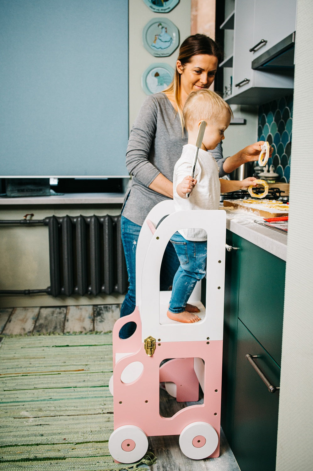 Køkkentrappe / montessori-læringstårn: bord, stol og trappe i ét til barn, hvid og pink
