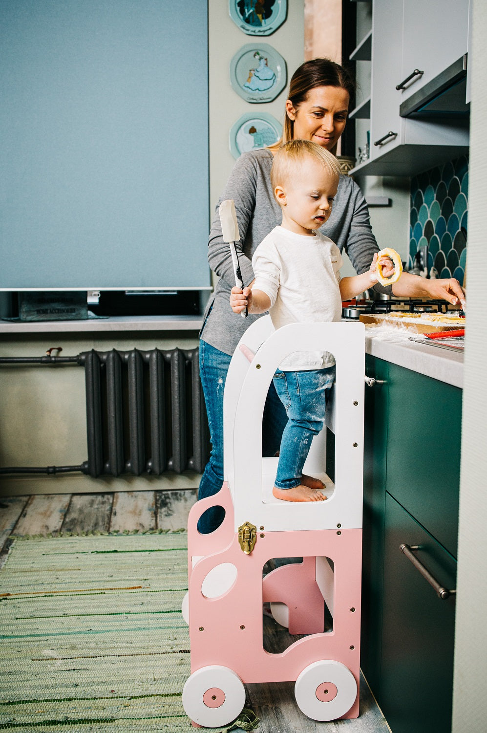 Køkkentrappe / montessori-læringstårn: bord, stol og trappe i ét til barn, hvid og pink