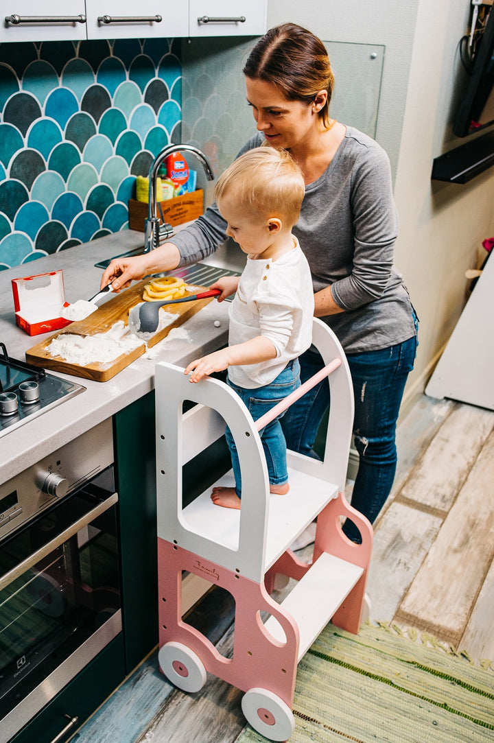 Køkkentrappe / montessori-læringstårn: bord, stol og trappe i ét til barn, hvid og pink