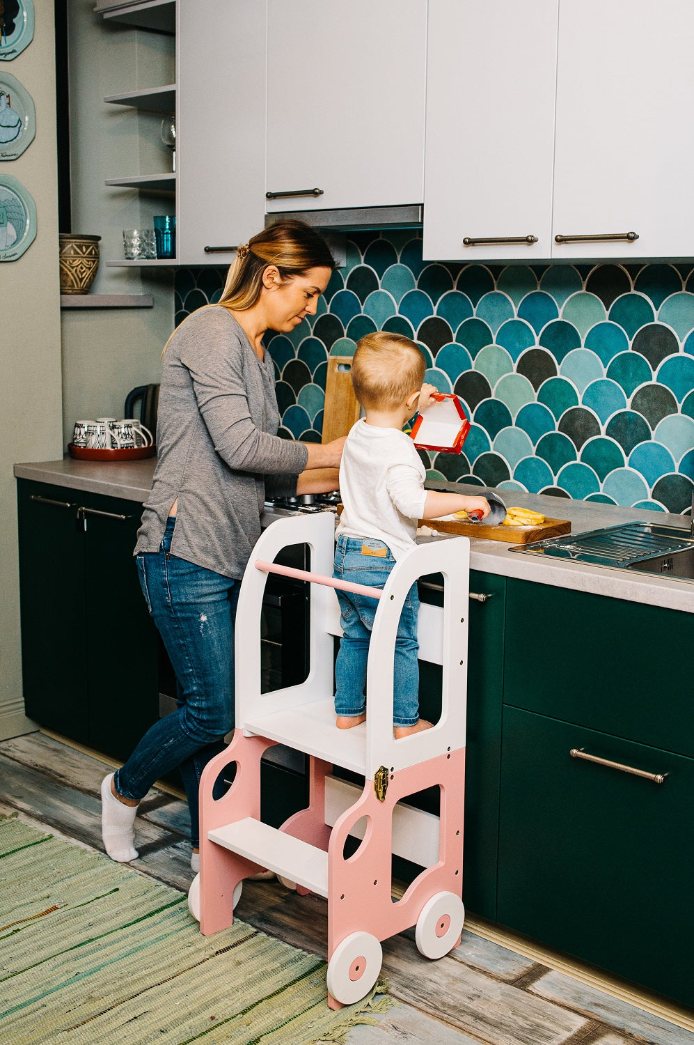 Køkkentrappe / montessori-læringstårn: bord, stol og trappe i ét til barn, hvid og pink