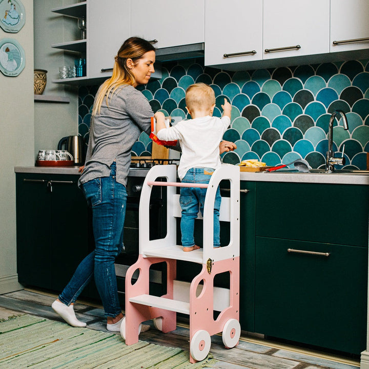 Køkkentrappe / montessori-læringstårn: bord, stol og trappe i ét til barn, hvid og pink