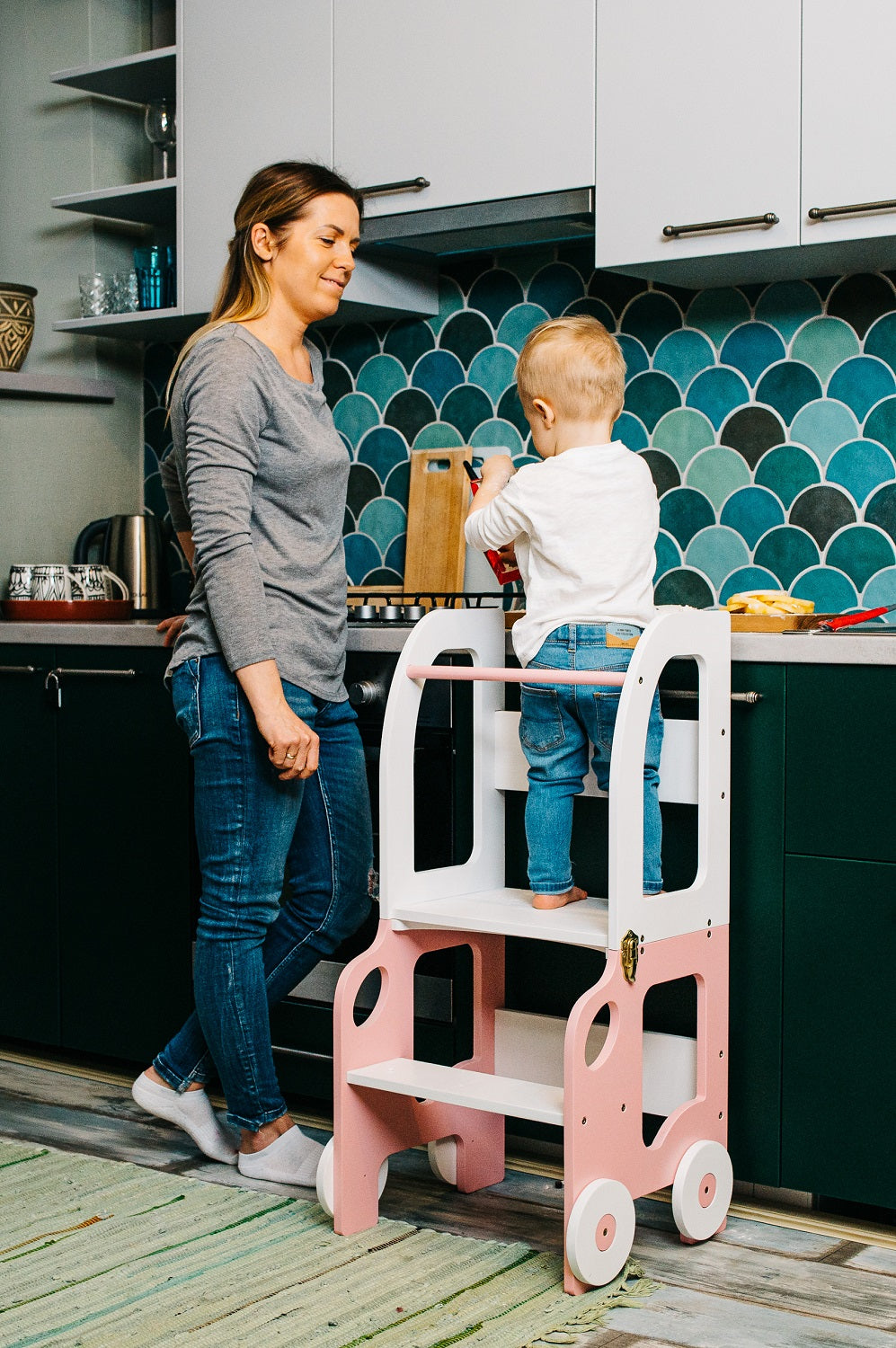 Køkkentrappe / montessori-læringstårn: bord, stol og trappe i ét til barn, hvid og pink