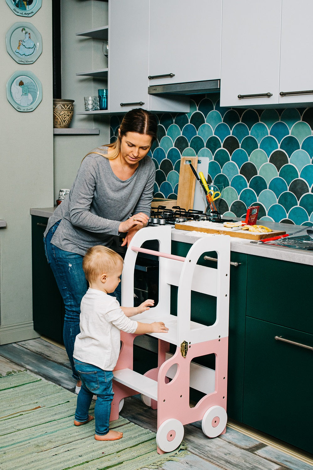 Køkkentrappe / montessori-læringstårn: bord, stol og trappe i ét til barn, hvid og pink
