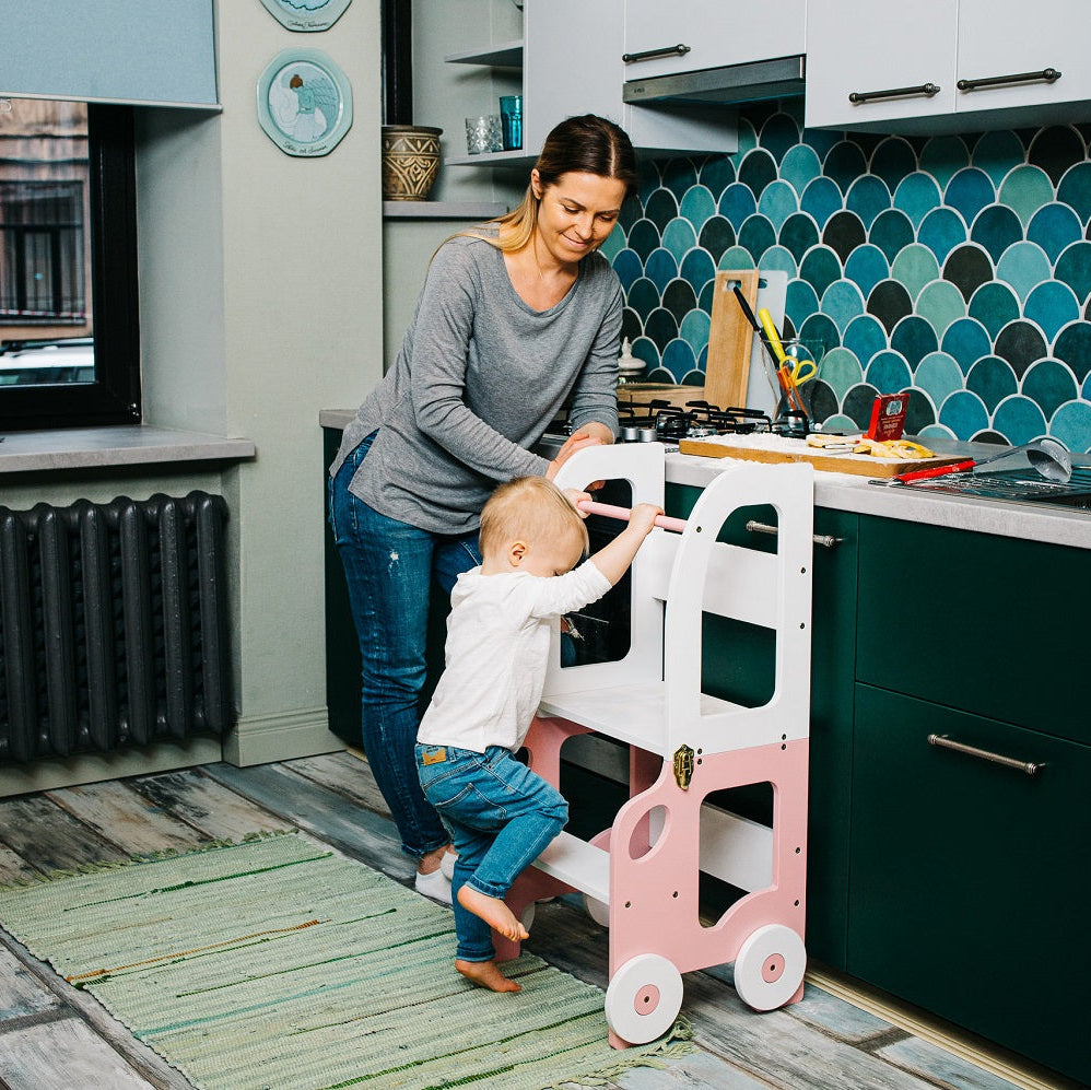 Køkkentrappe / montessori-læringstårn: bord, stol og trappe i ét til barn, hvid og pink