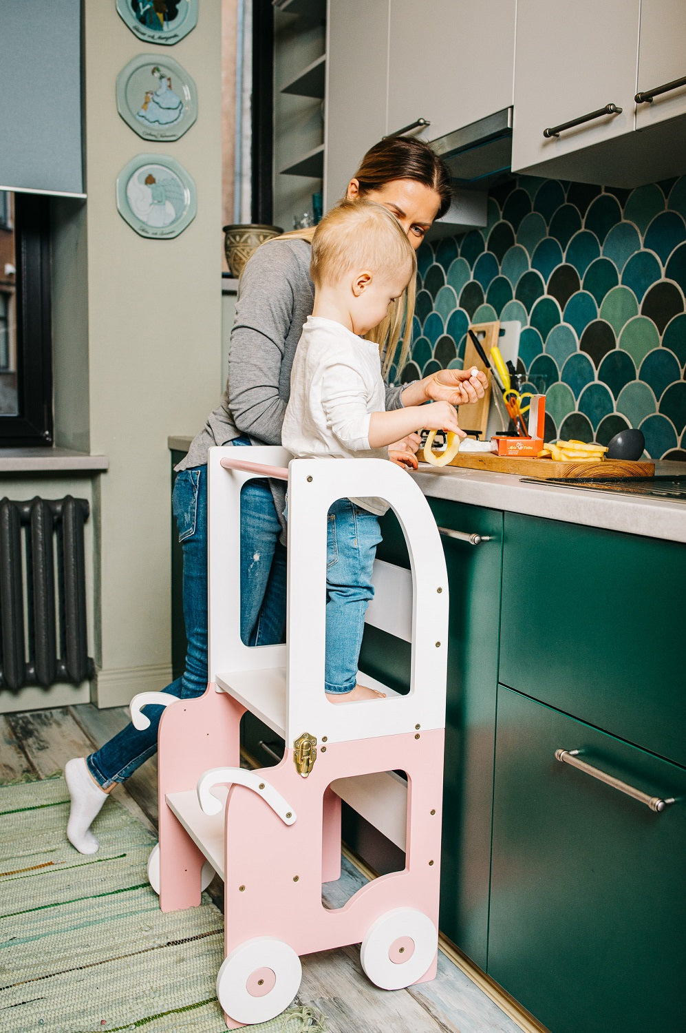 Montessori køkkentrappe til barn, pink og hvid