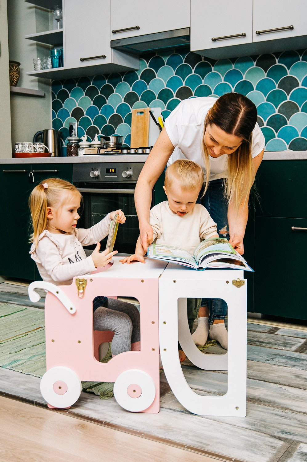 Montessori køkkentrappe til barn, pink og hvid