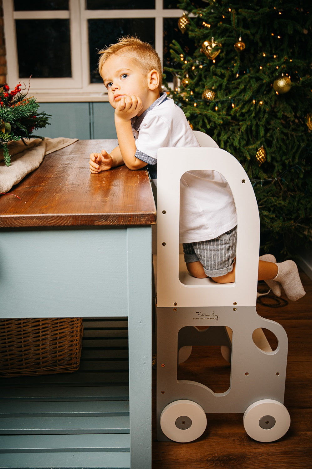 Køkkentrappe / montessori-læringstårn: bord, stol og trappe i ét til barn, hvid og grå