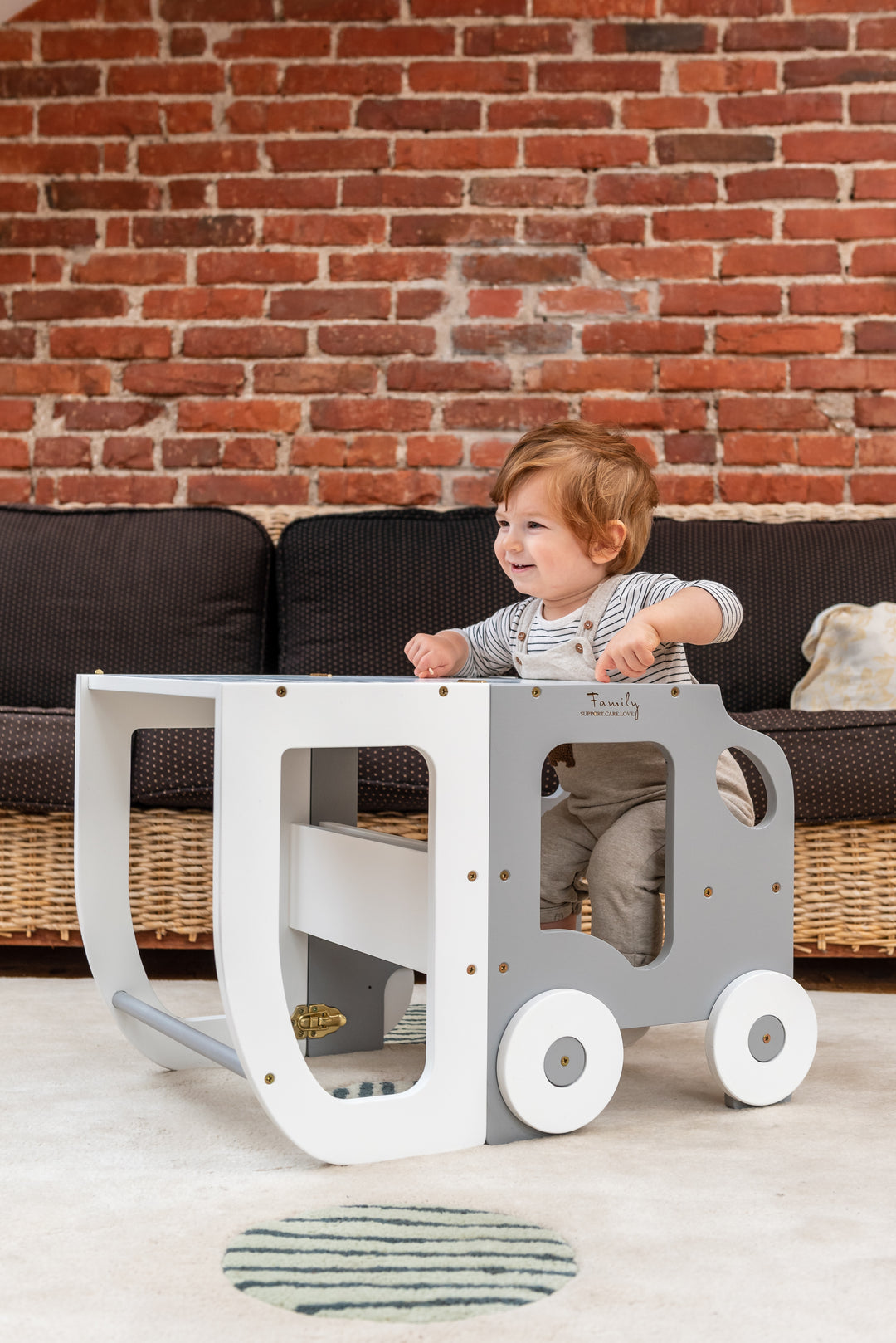 Køkkentrappe / montessori-læringstårn: bord, stol og trappe i ét til barn, hvid og grå