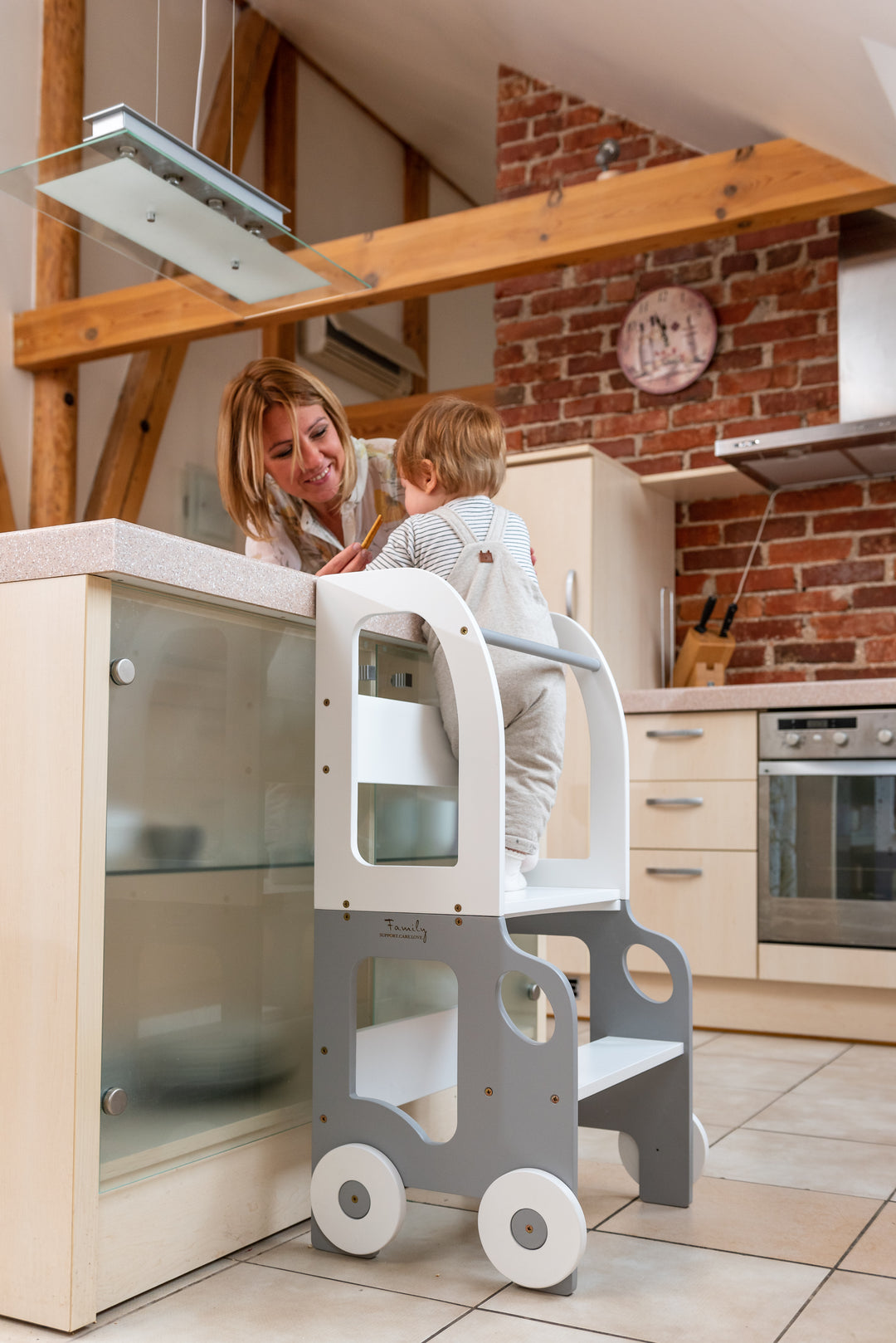 Køkkentrappe / montessori-læringstårn: bord, stol og trappe i ét til barn, hvid og grå