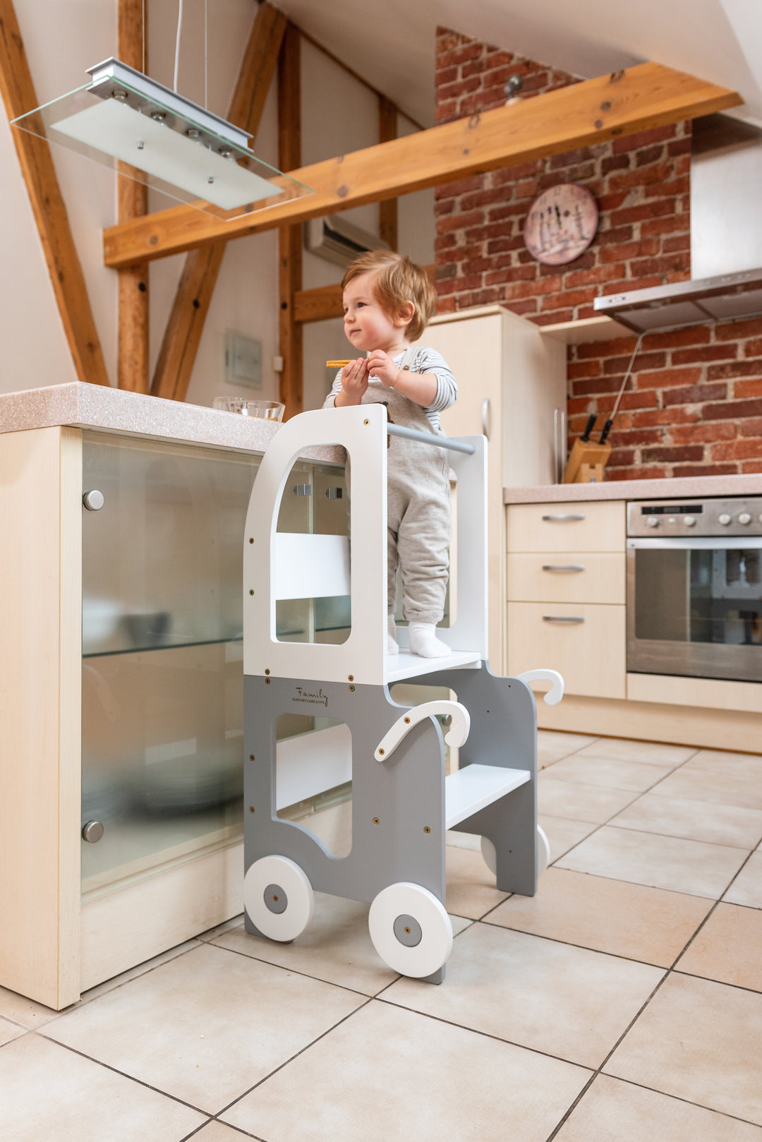 Montessori køkkentrappe til barn, hvid og grå