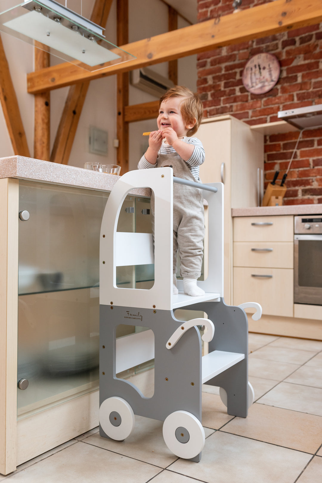 Montessori køkkentrappe til barn, hvid og grå