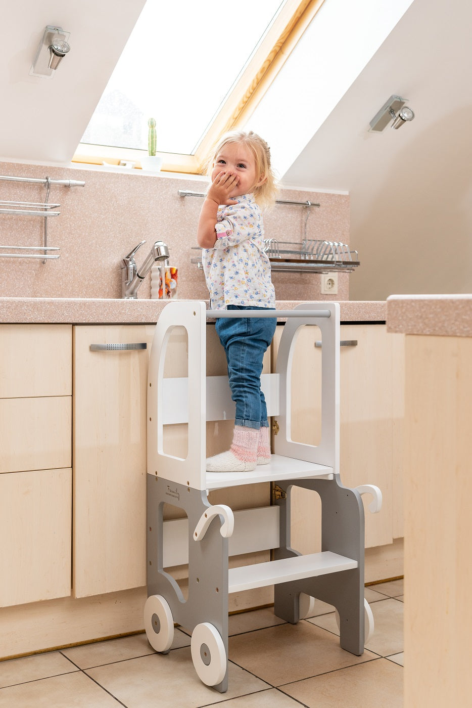 Montessori køkkentrappe til barn, hvid og grå