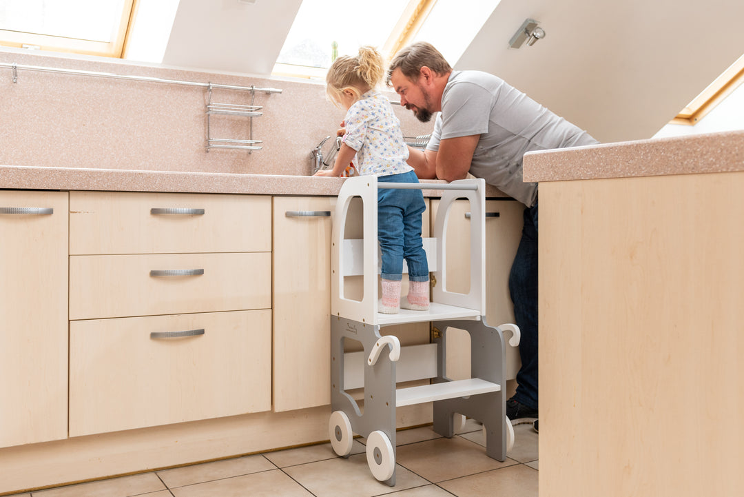 Montessori køkkentrappe til barn, hvid og grå